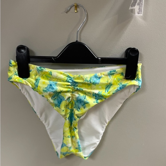 New with Tags Tropical Bikini Swimsuit Underwire Top cheeky Bottoms XS - Picture 2 of 8